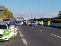 ...le za chvli jsou zastaveni jinou policejn hldkou